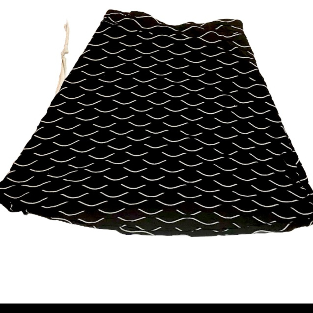 Women’s classy black and white knee length Skirt Zac & Rachel Size XL